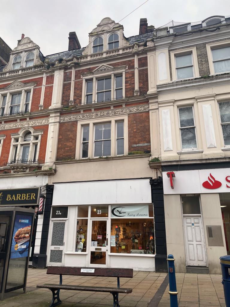 Lot: 45 - TOWN CENTRE PROPERTY WITH VACANT UPPER PARTS - External view from Cannon Street